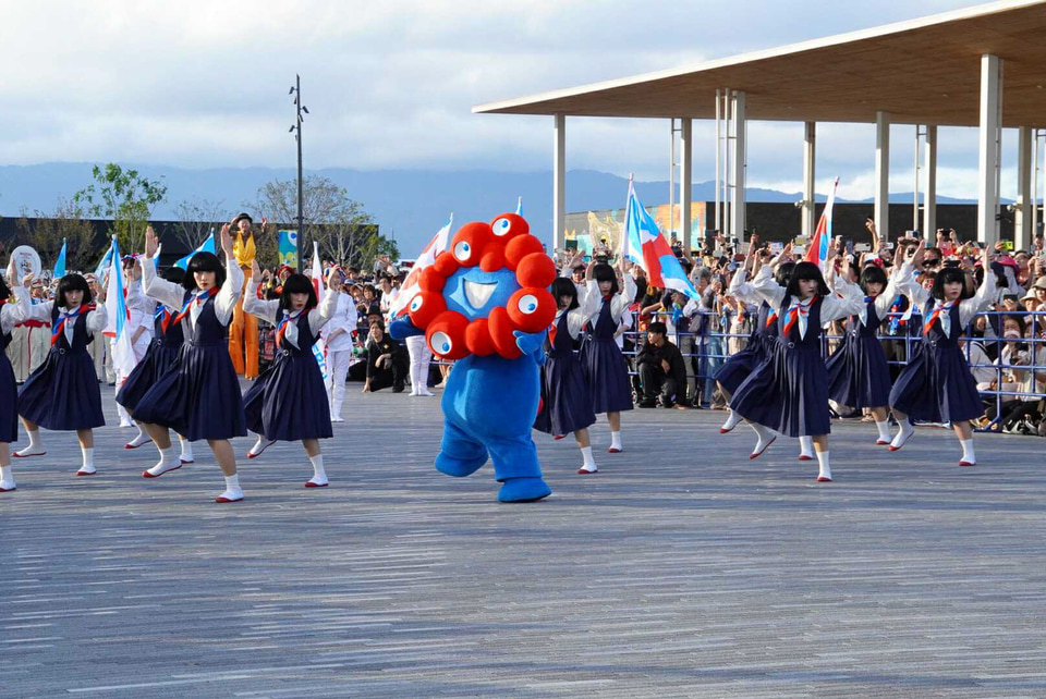 L*J様 2025年万博　閉幕式パレード　フラグ　フラッグ　2枚セット　こみゃく 2025年万博 閉幕式フラッグパレード フラッグ 青×赤 こみゃく