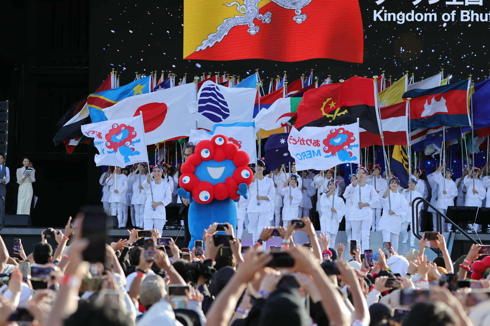 L*J様 2025年万博　閉幕式パレード　フラグ　フラッグ　2枚セット　こみゃく 2025年万博 閉幕式フラッグパレード フラッグ 青×赤 こみゃく