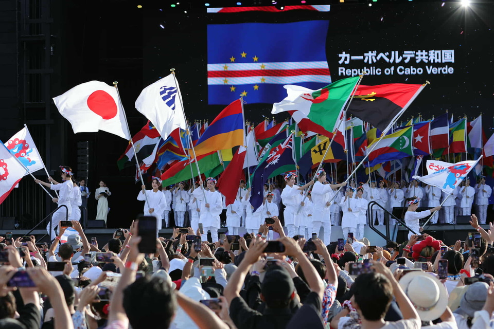 ミャクミャクがアバンギャルディと踊りまくる！ 万博閉幕日フラッグ