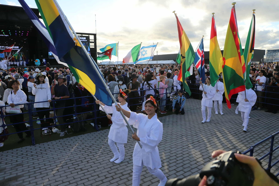 ミャクミャクがアバンギャルディと踊りまくる！ 万博閉幕日フラッグ
