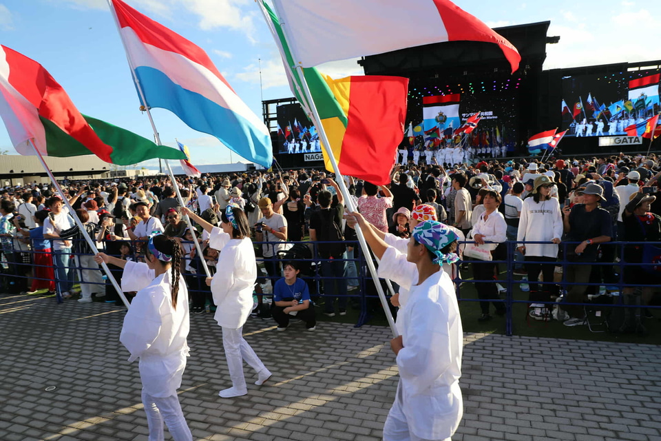 ミャクミャクがアバンギャルディと踊りまくる！ 万博閉幕日フラッグ