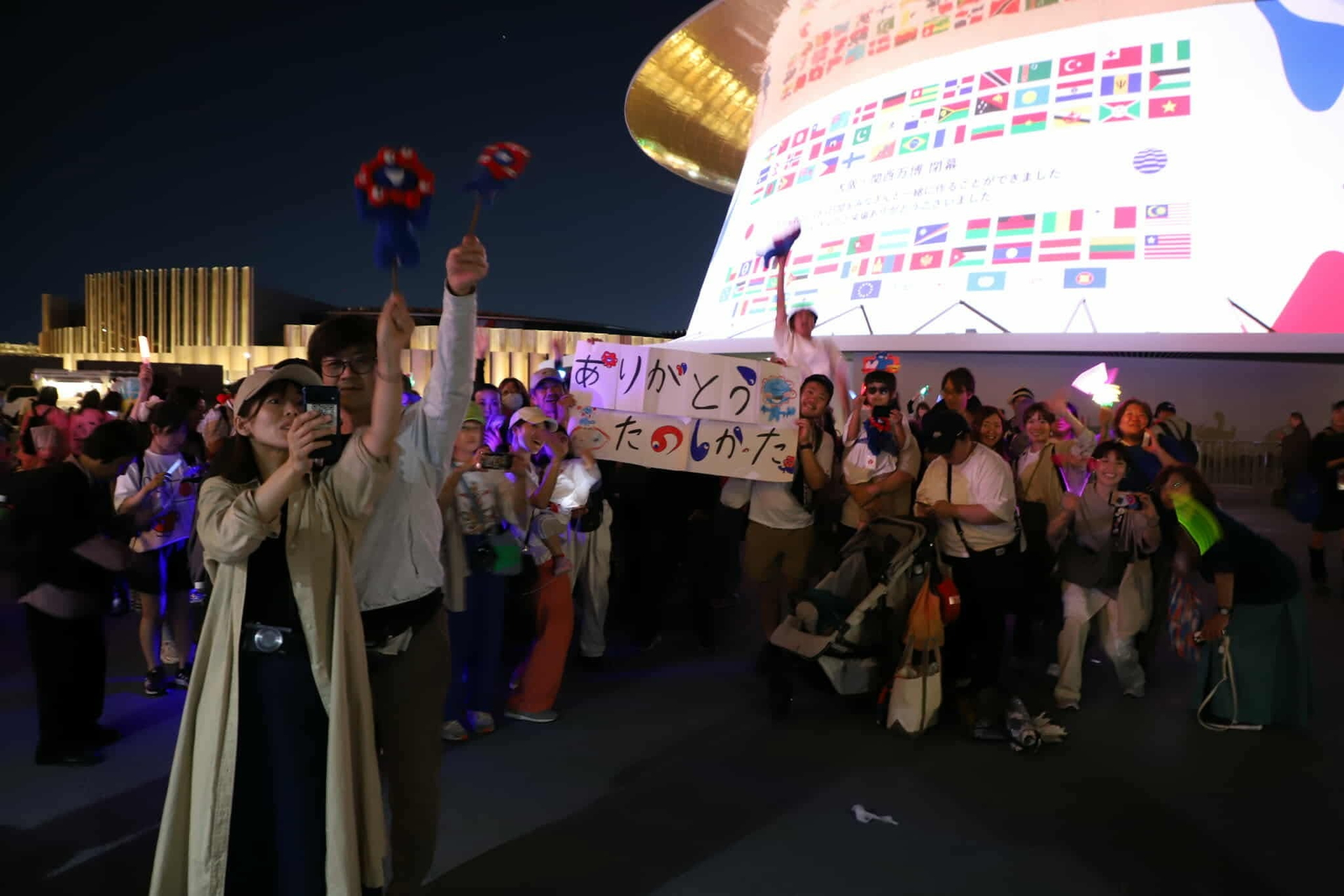 ライブカメラ前で「ありがとう」のメッセージを送る来場者