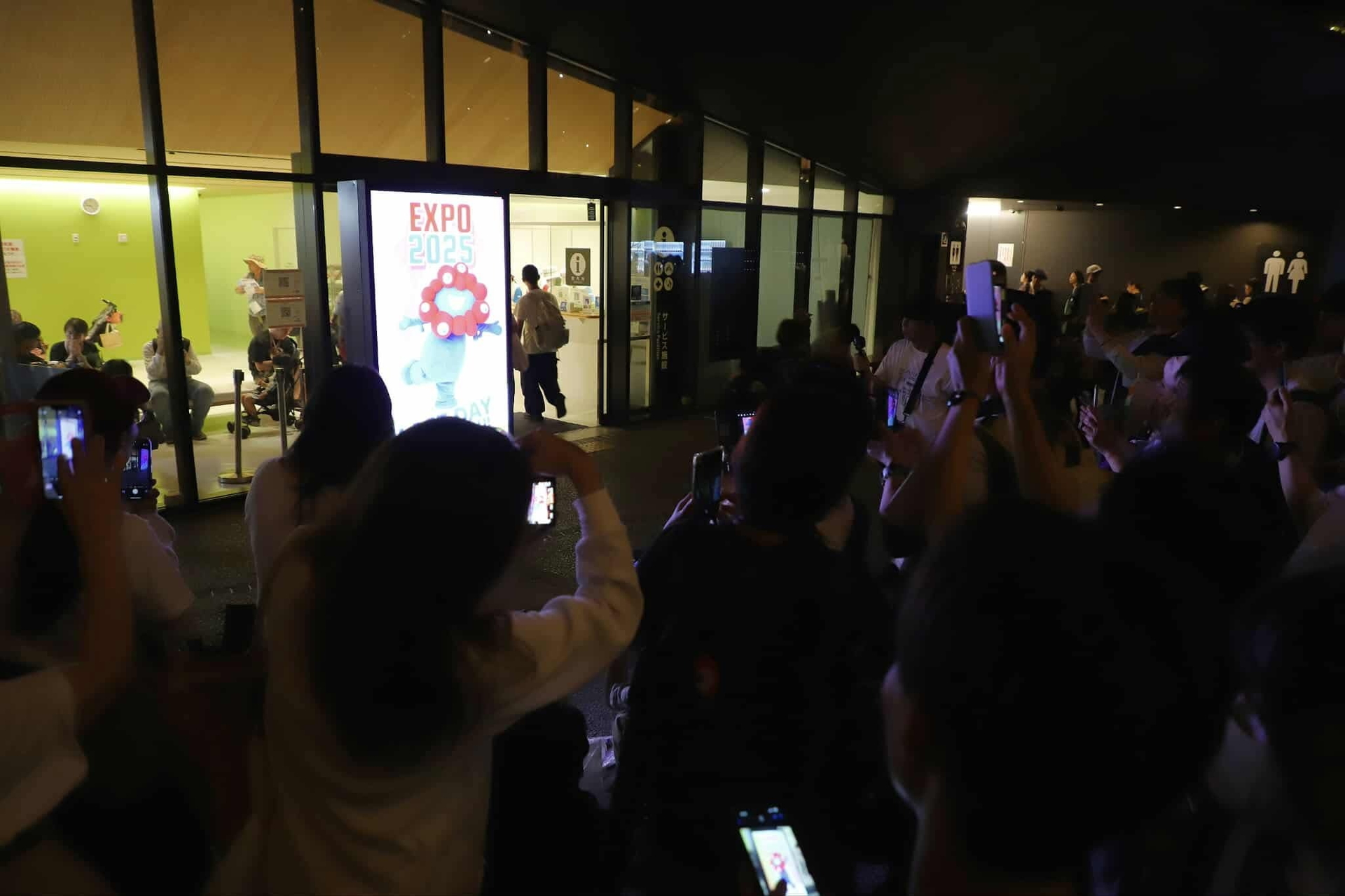 各サイネージではミャクミャクによるメッセージも投影