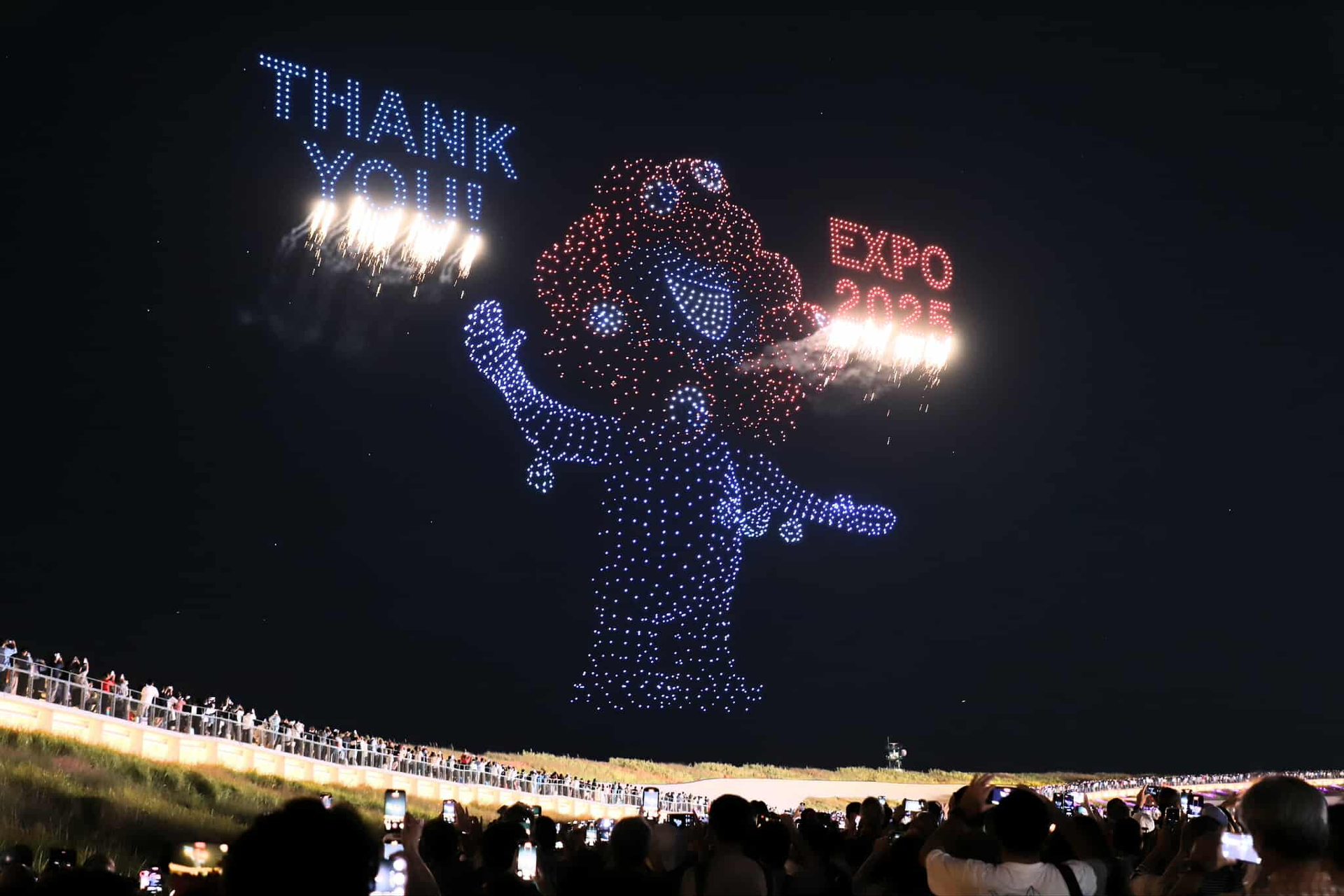 閉幕日のドローンショーに「巨大ミャクミャク」が登場