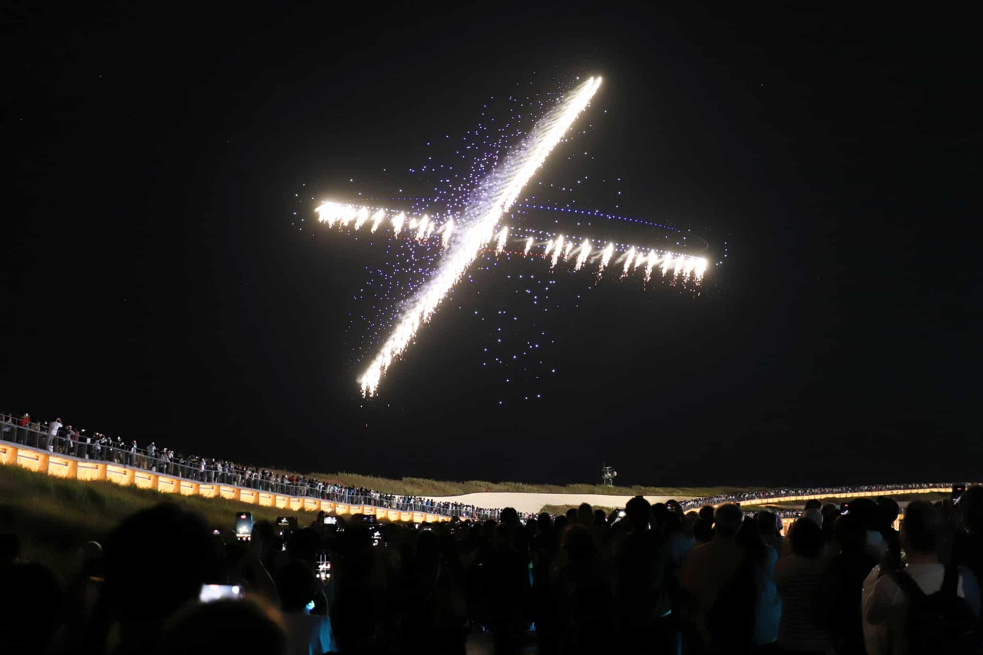 閉幕日は3000機によるドローンショーを実施