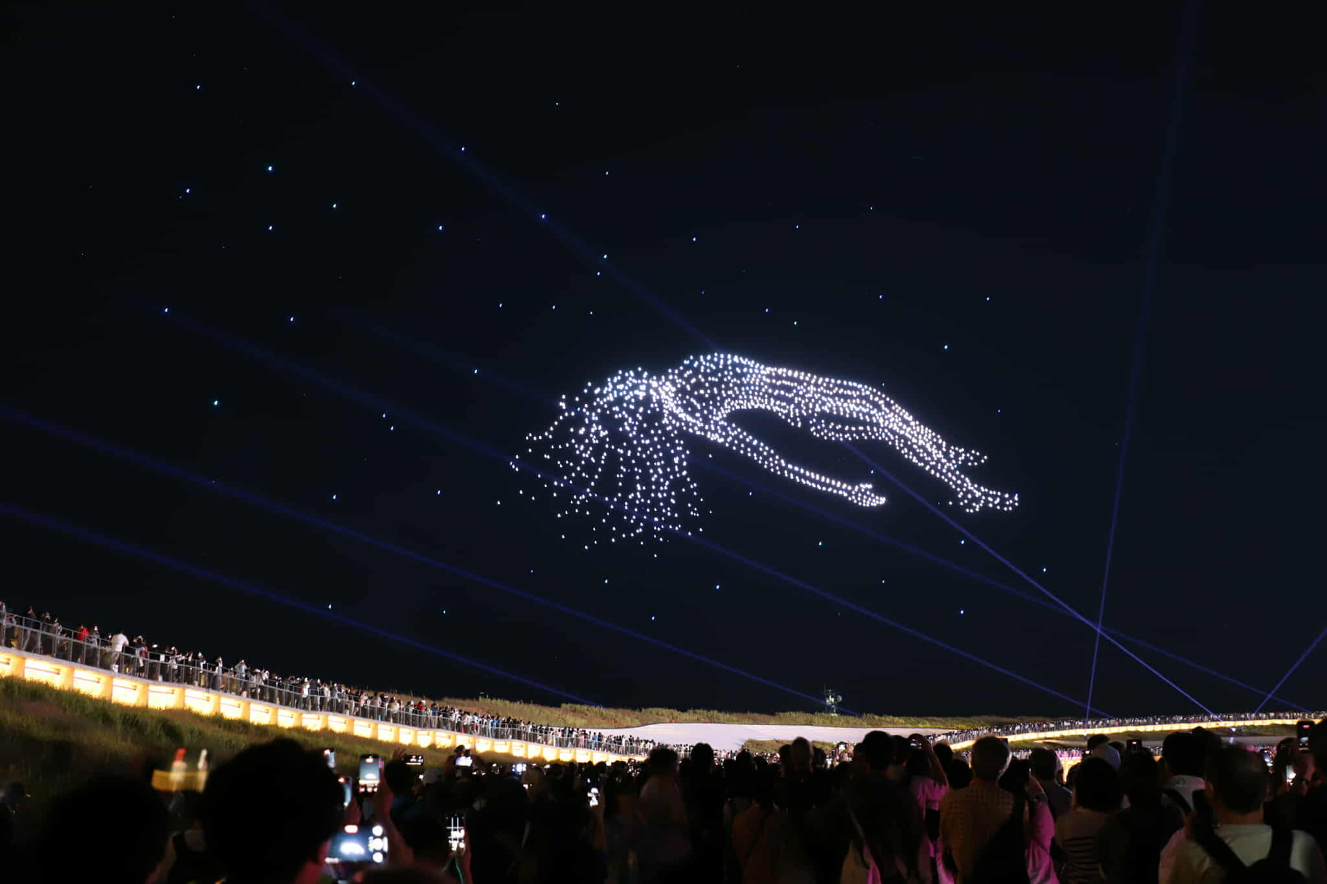 閉幕日は3000機によるドローンショーを実施