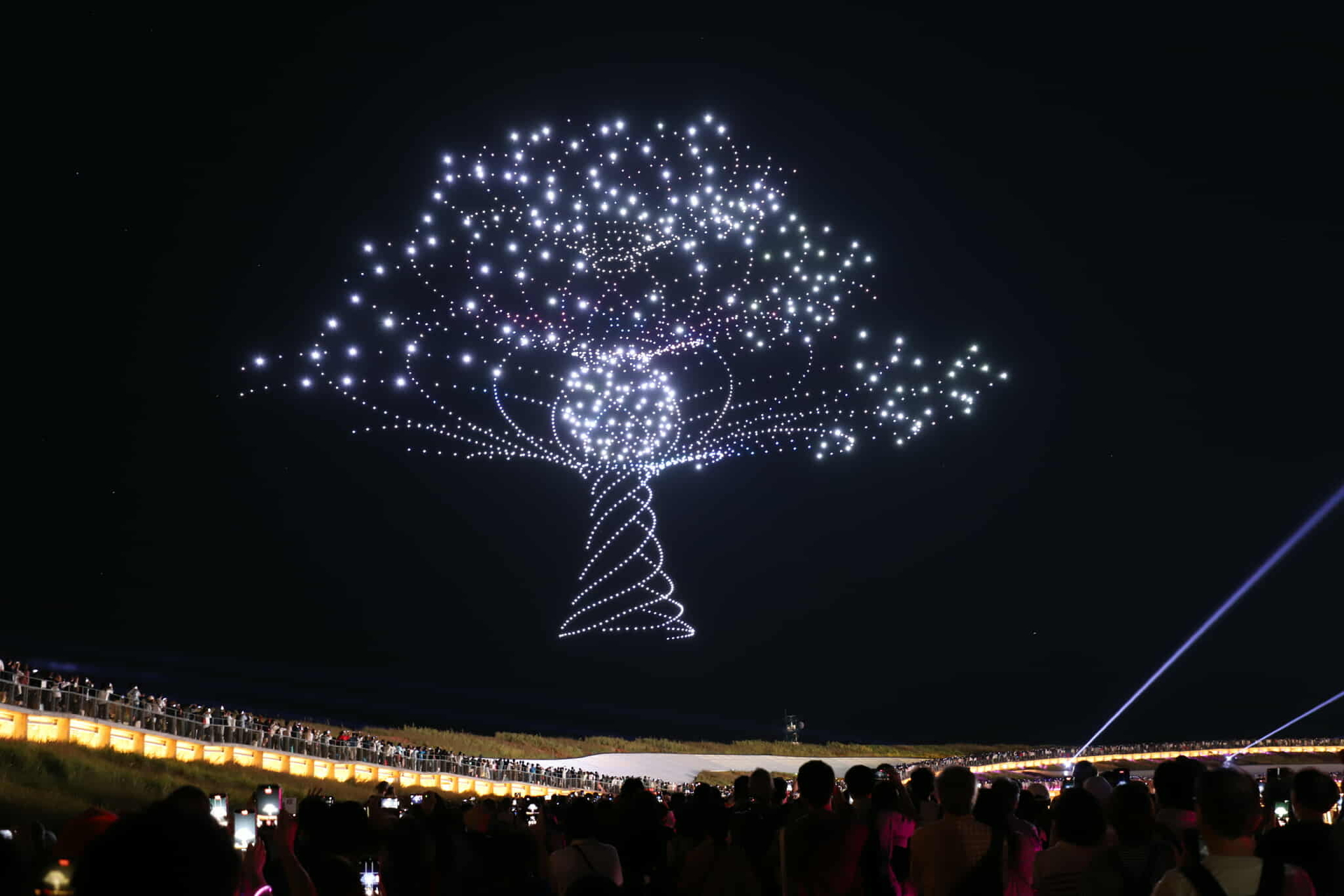 閉幕日は3000機によるドローンショーを実施