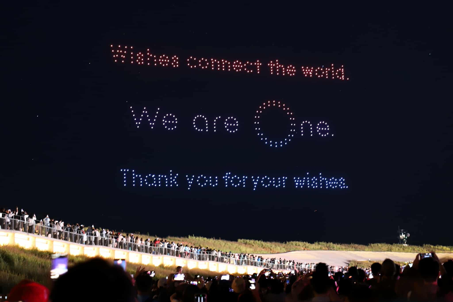 閉幕日は3000機によるドローンショーを実施