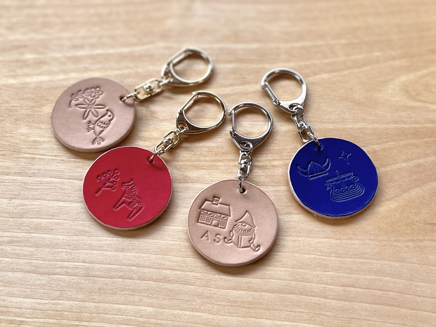 カラフルなヌメ革に好きな刻印を打って、自分だけのキーホルダー作り。価格は1個600円、2個1000円