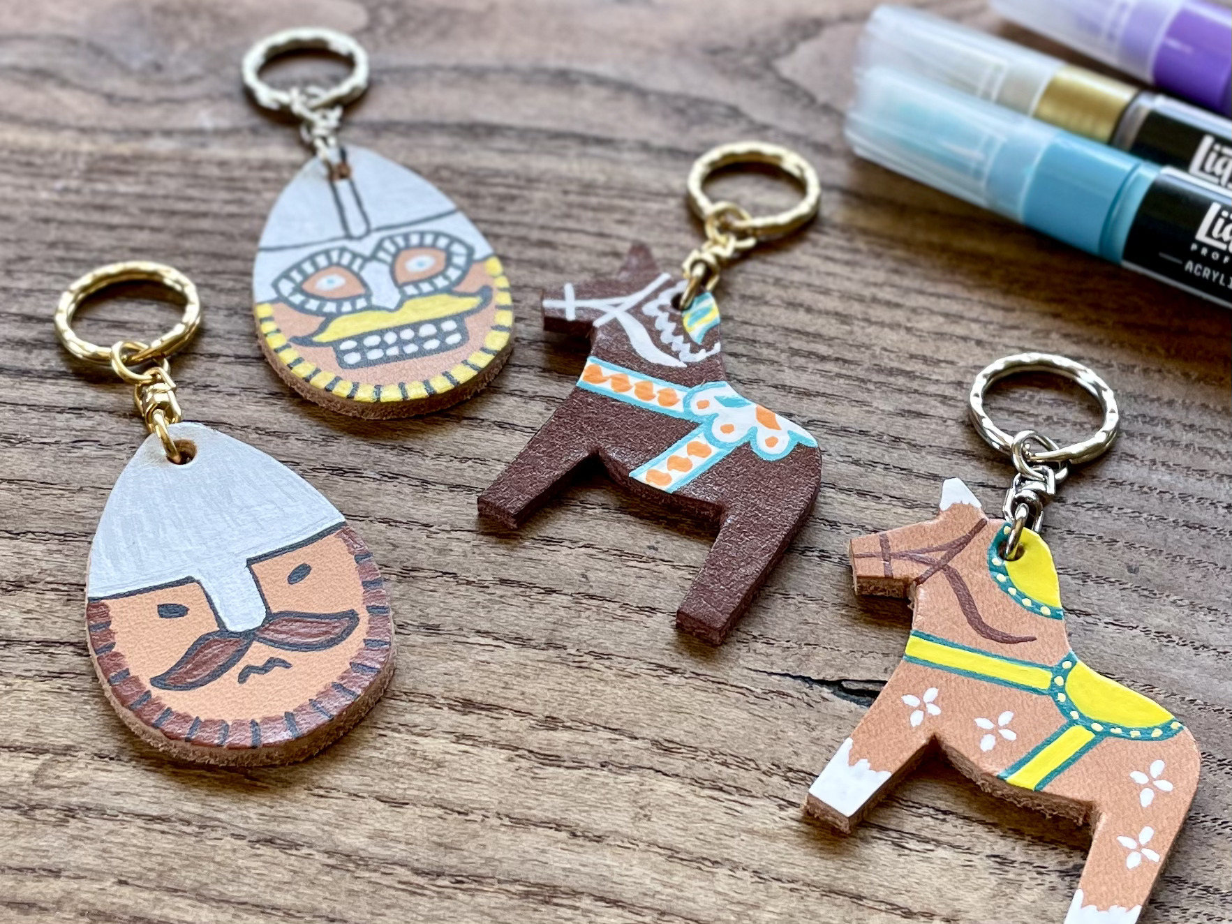 レザーキーホルダー作り。価格は1個600円、2個1000円