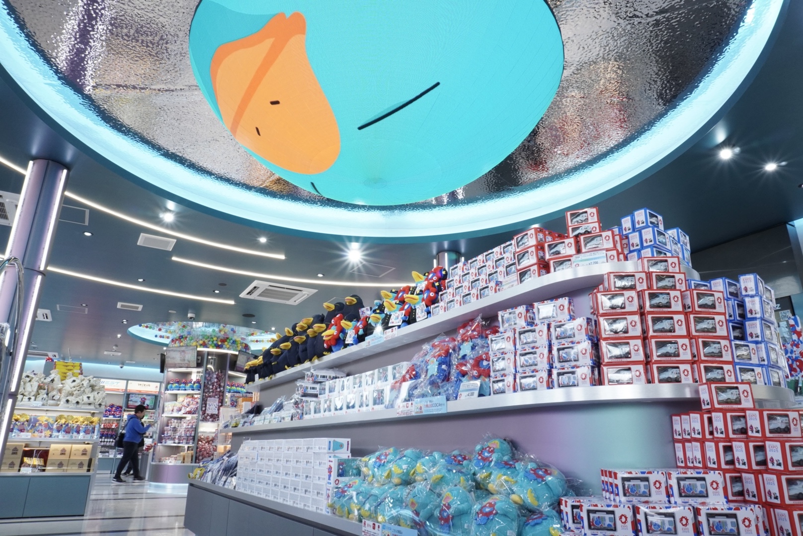 万博グッズの販売継続が決定。写真はJR西日本グループの会場内オフィシャルストア