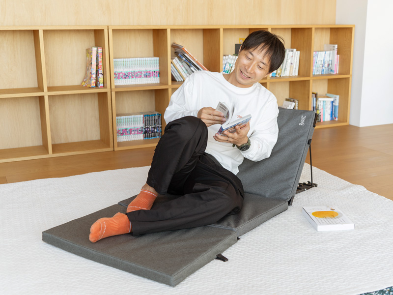 家でもキャンプでも使える1人用折りたたみソファ「ザシキソファハーフ」