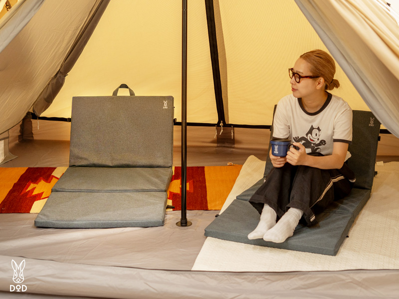 靴を脱いで快適に過ごす“お座敷スタイル”。1人掛けサイズは限られた空間でも設置しやすく、レイアウトの自由度が高い