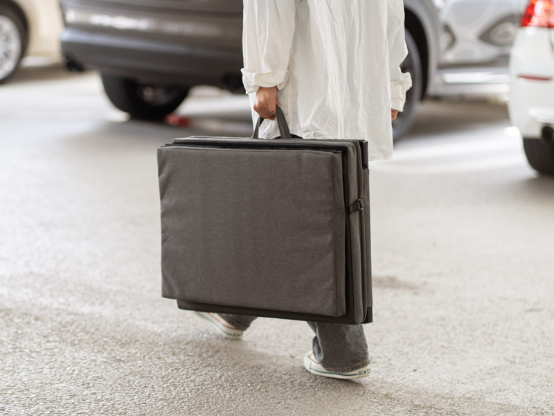 三つ折り構造で厚さ13cmの薄型になるため、保管・持ち運びもラク