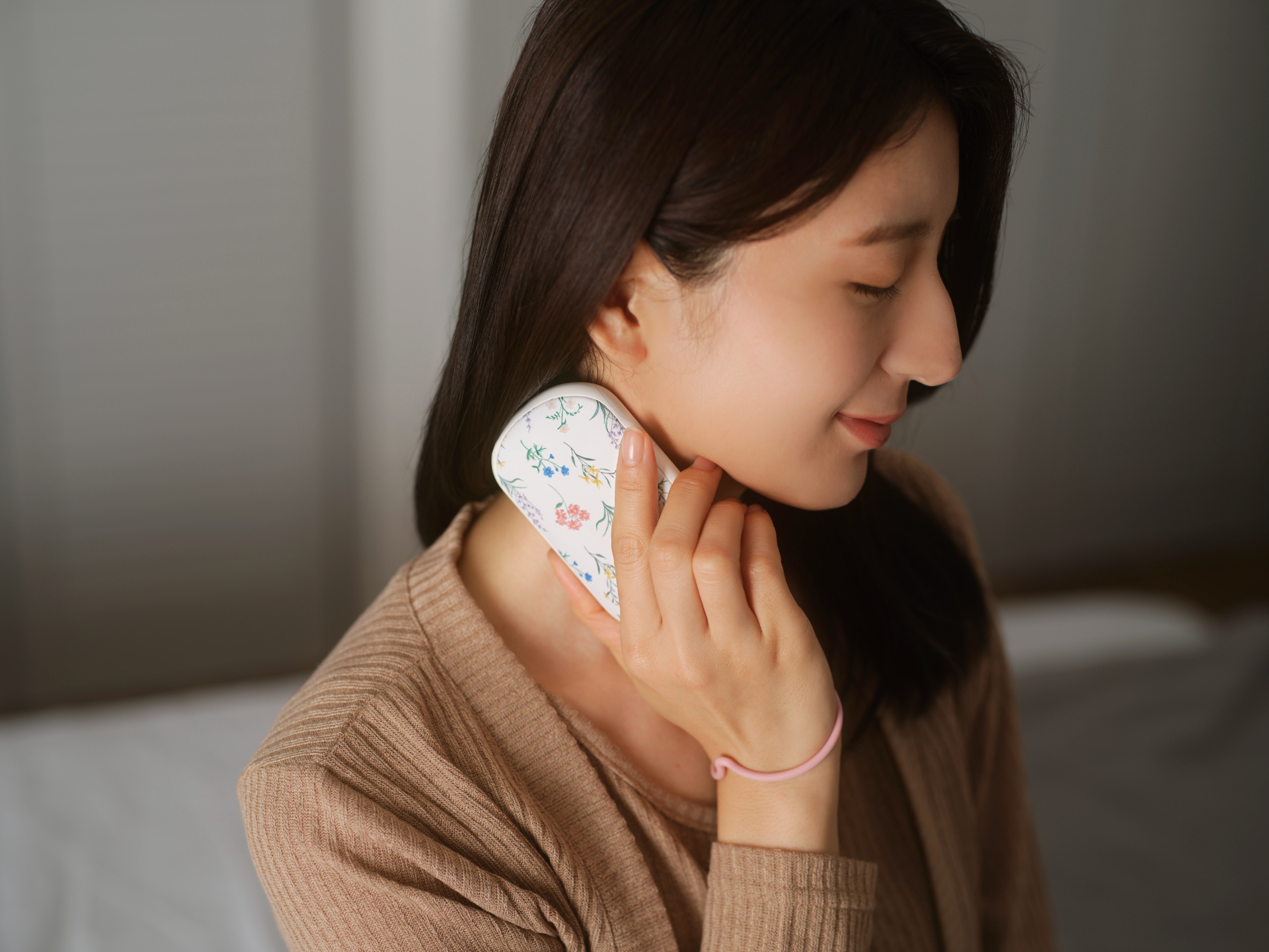 「e-Kairo Oval（イーカイロオーバル）」。薄型ながらスマホのモバイルバッテリーとしても使える。全5色