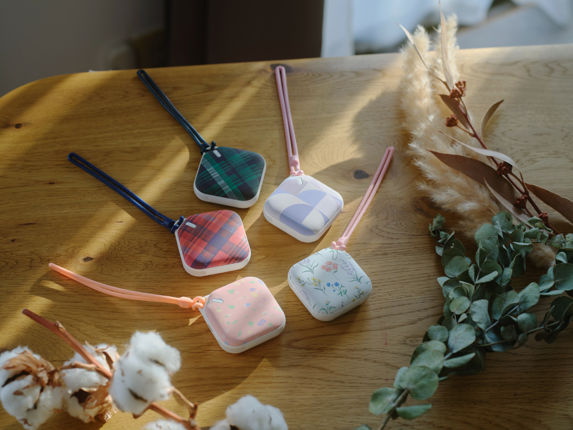 「e-Kairo Carré（イーカイロ カレ）」。手のひらサイズでLEDライト付き。全5色