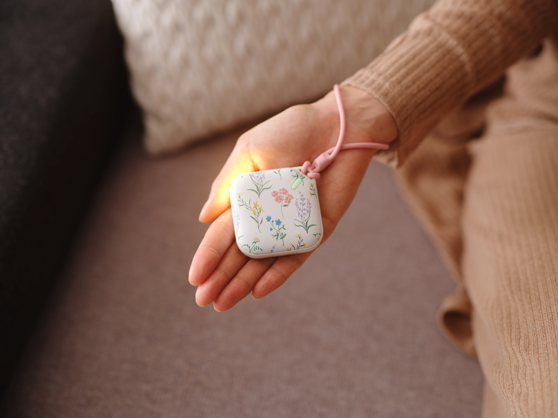 「e-Kairo Carré（イーカイロ カレ）」。手のひらサイズでLEDライト付き。全5色