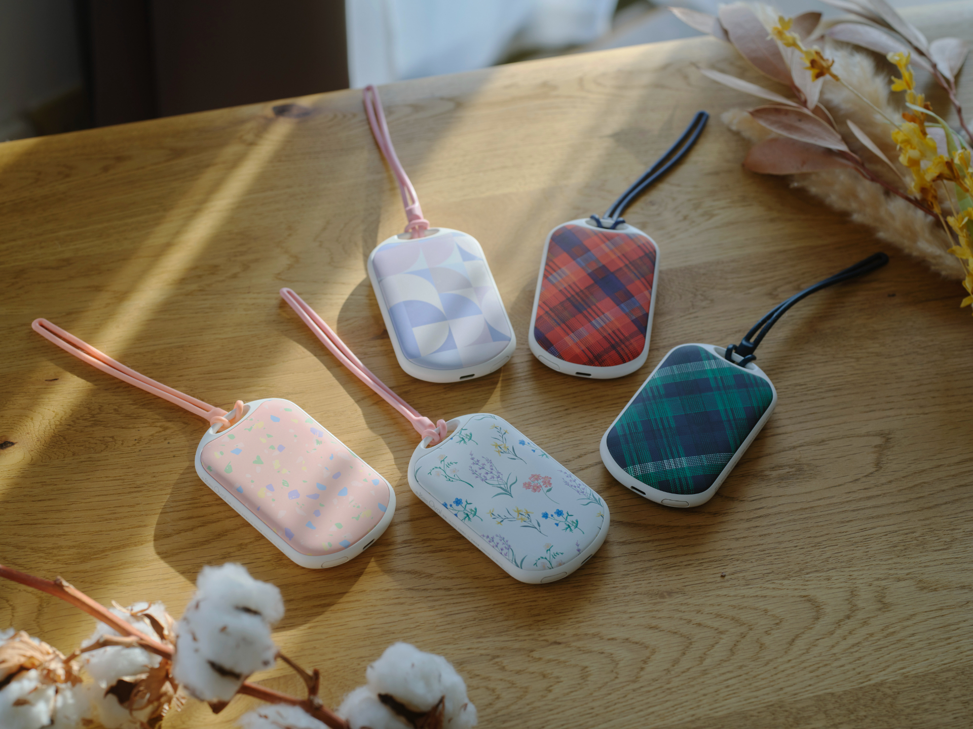 「e-Kairo Oval（イーカイロオーバル）」。薄型ながらスマホのモバイルバッテリーとしても使える。全5色