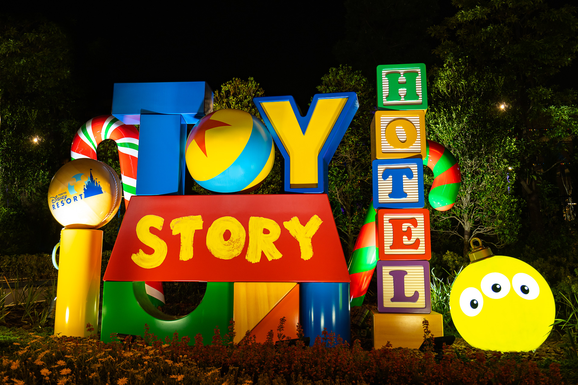 東京ディズニーリゾート・トイ・ストーリーホテルのホリデー仕様に装飾されたホテルロゴ