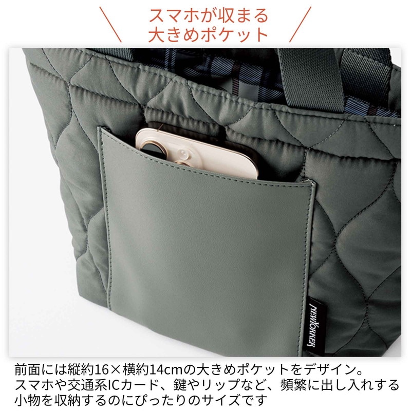 前面には高級感あふれるレザー調ポケットをあしらう