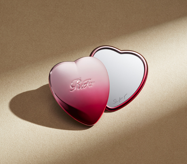11月15日・16日に来店した各日1000名には、オープン記念限定色の「ReFa HEART MIRROR（リファハートミラー）」（非売品）をプレゼント
