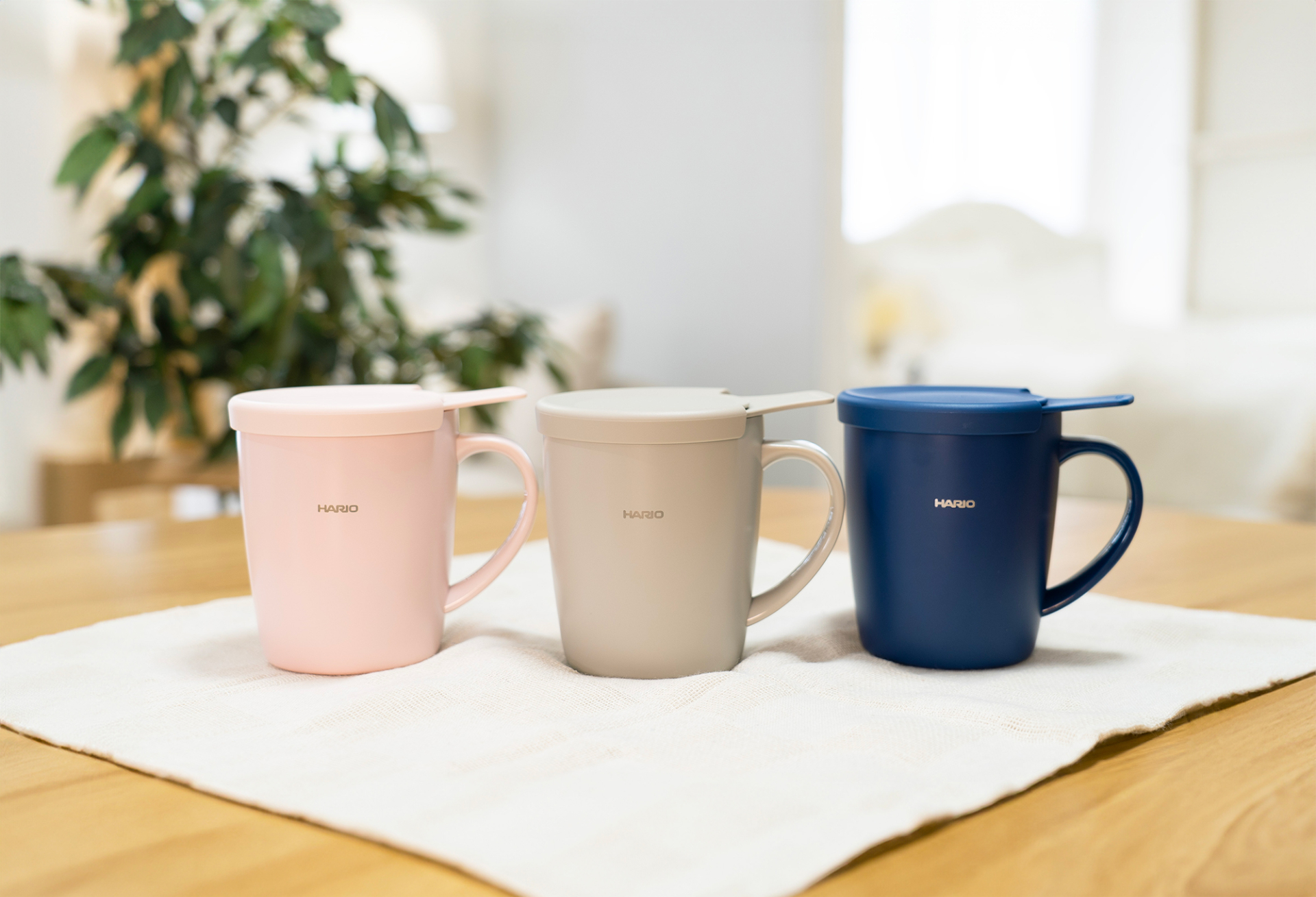 グレージュ（中央）、サクラピンク（左）、ネイビー（右）の全3色展開に