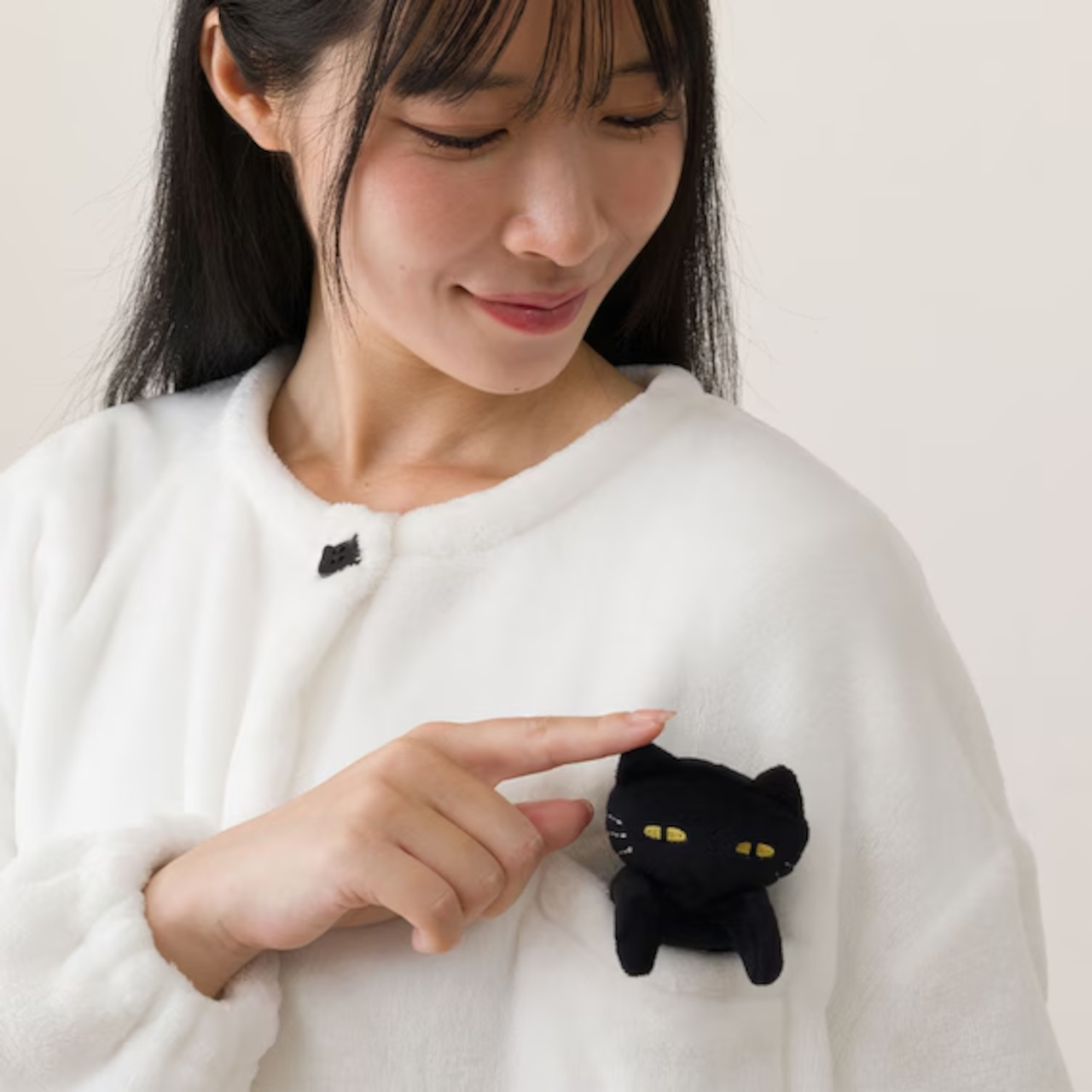 ネコのマスコットが付いた「着る毛布（NウォームSP デコネコ KK13）」（2990円）