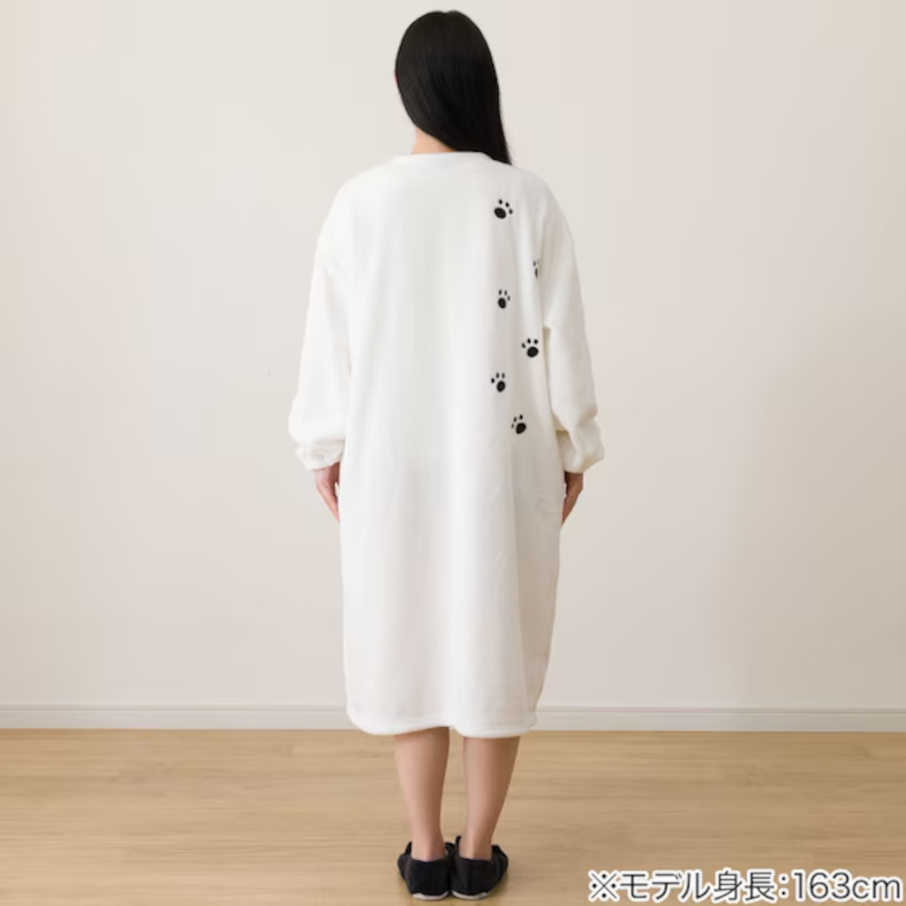 ネコのマスコットが付いた「着る毛布（NウォームSP デコネコ KK13）」（2990円）