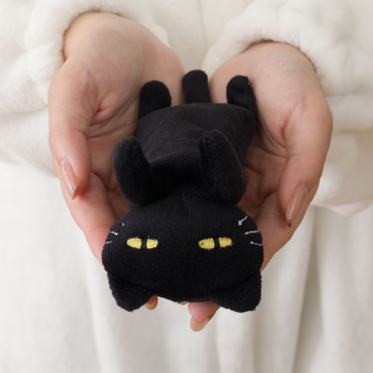 ネコのマスコットが付いた「着る毛布（NウォームSP デコネコ KK13）」（2990円）