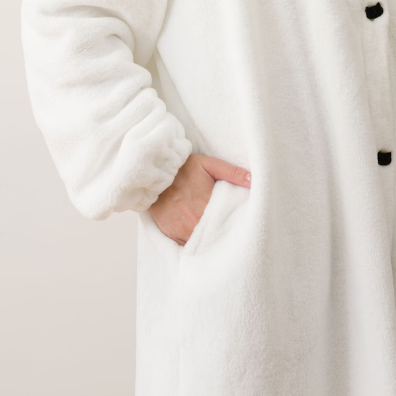 ネコのマスコットが付いた「着る毛布（NウォームSP デコネコ KK13）」（2990円）