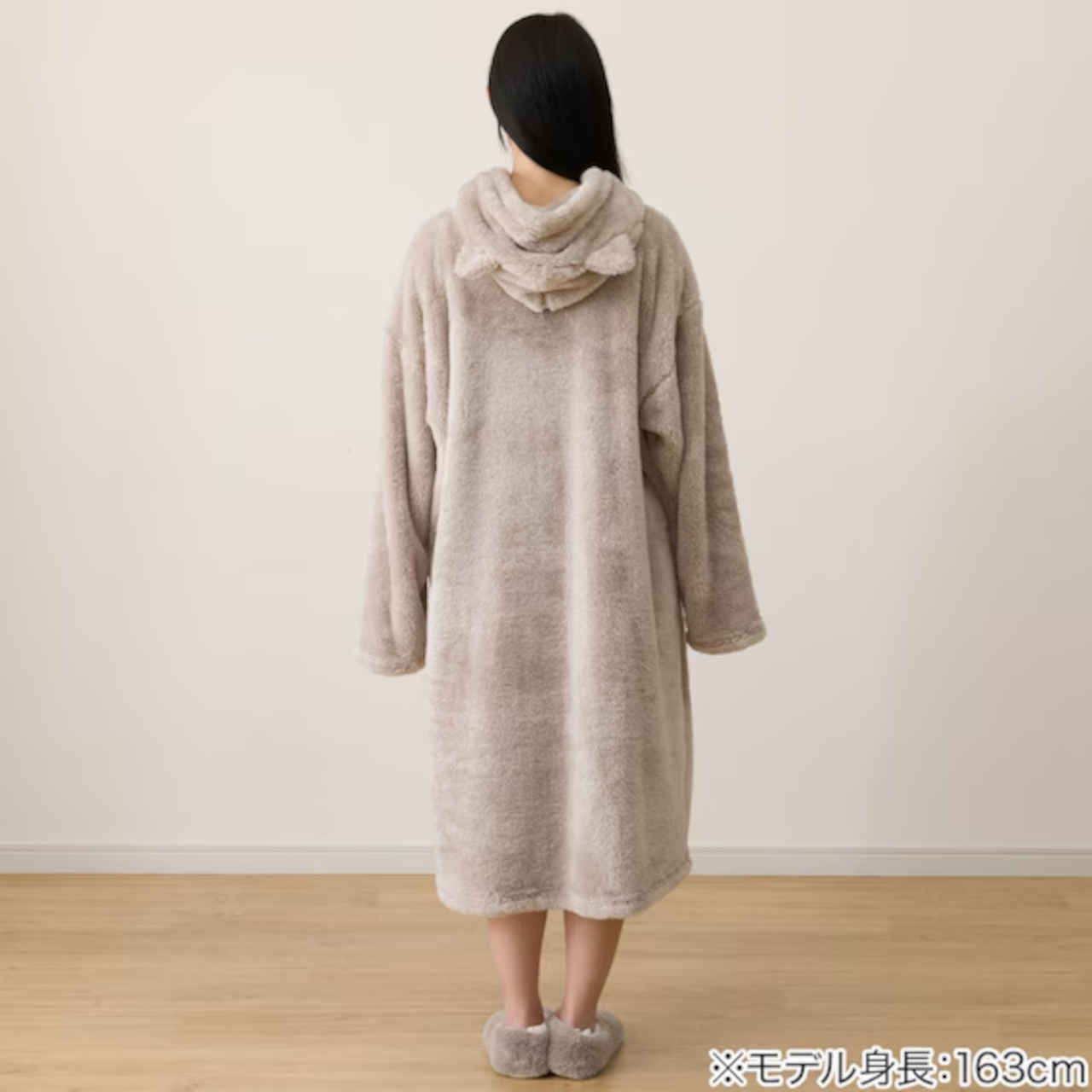 ネコと一緒にぬくぬくあたたかい「着る毛布（Nウォーム ニャンポケ KK10）」（3990円）