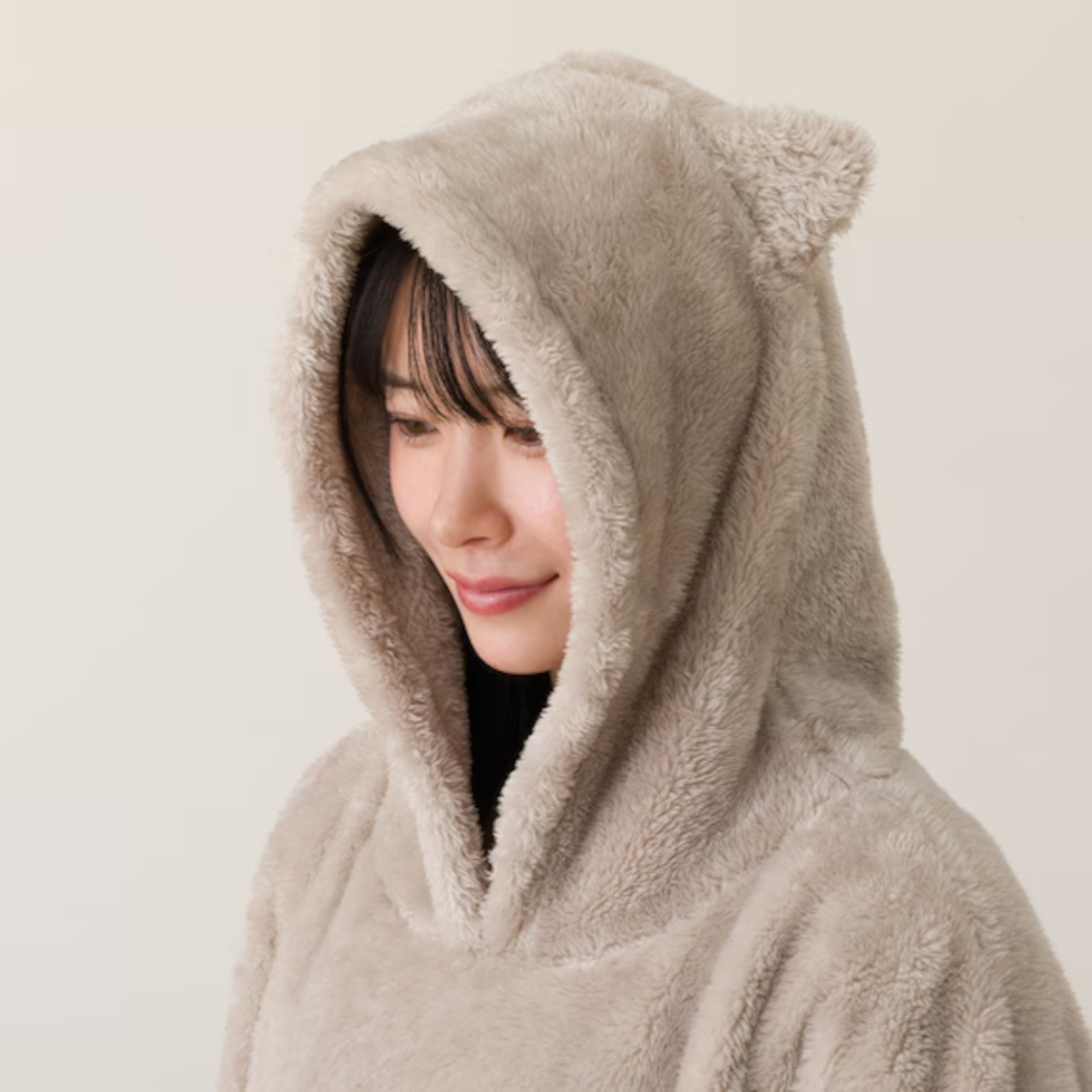 ネコと一緒にぬくぬくあたたかい「着る毛布（Nウォーム ニャンポケ KK10）」（3990円）