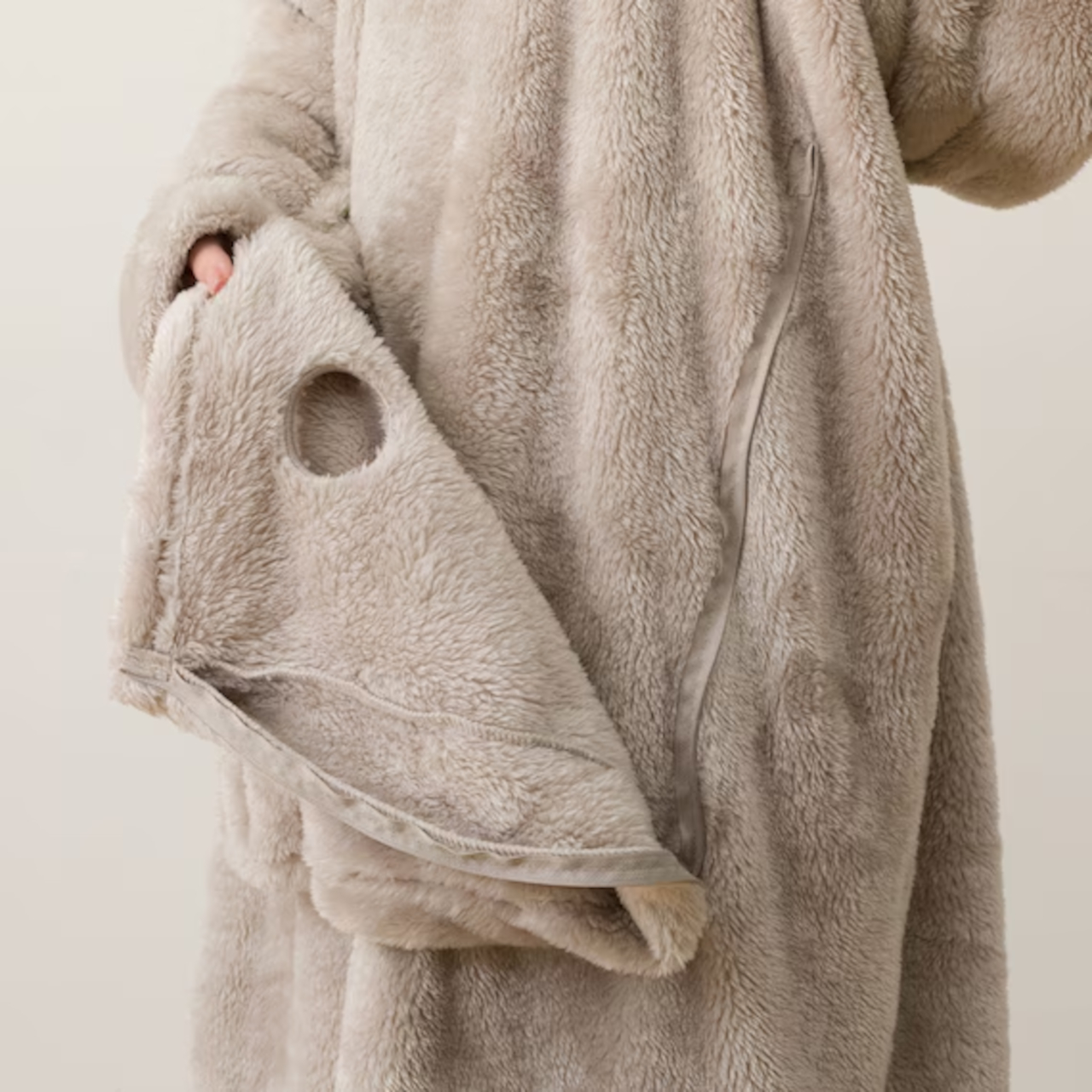 ネコと一緒にぬくぬくあたたかい「着る毛布（Nウォーム ニャンポケ KK10）」（3990円）