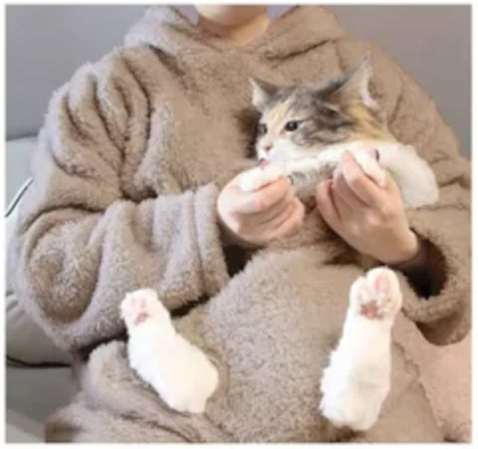 デコホーム、ネコがかわいいルームウェア「着る毛布」。抱っこポケット