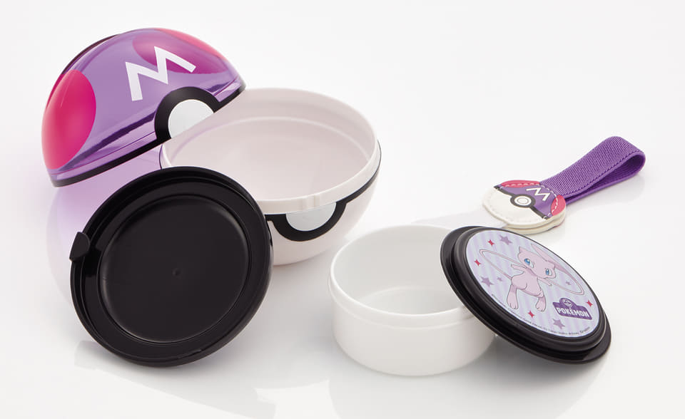 ポケモンのマスターボール型ランチボックス。紫のフタをのぞくと中には
