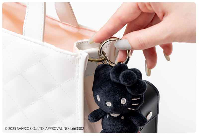 HELLO KITTY ×BRILMY コスメポーチ ミラー付きリップチャーム セブン限定、黒いハローキティの「リップチャーム」発売。ハートミラー