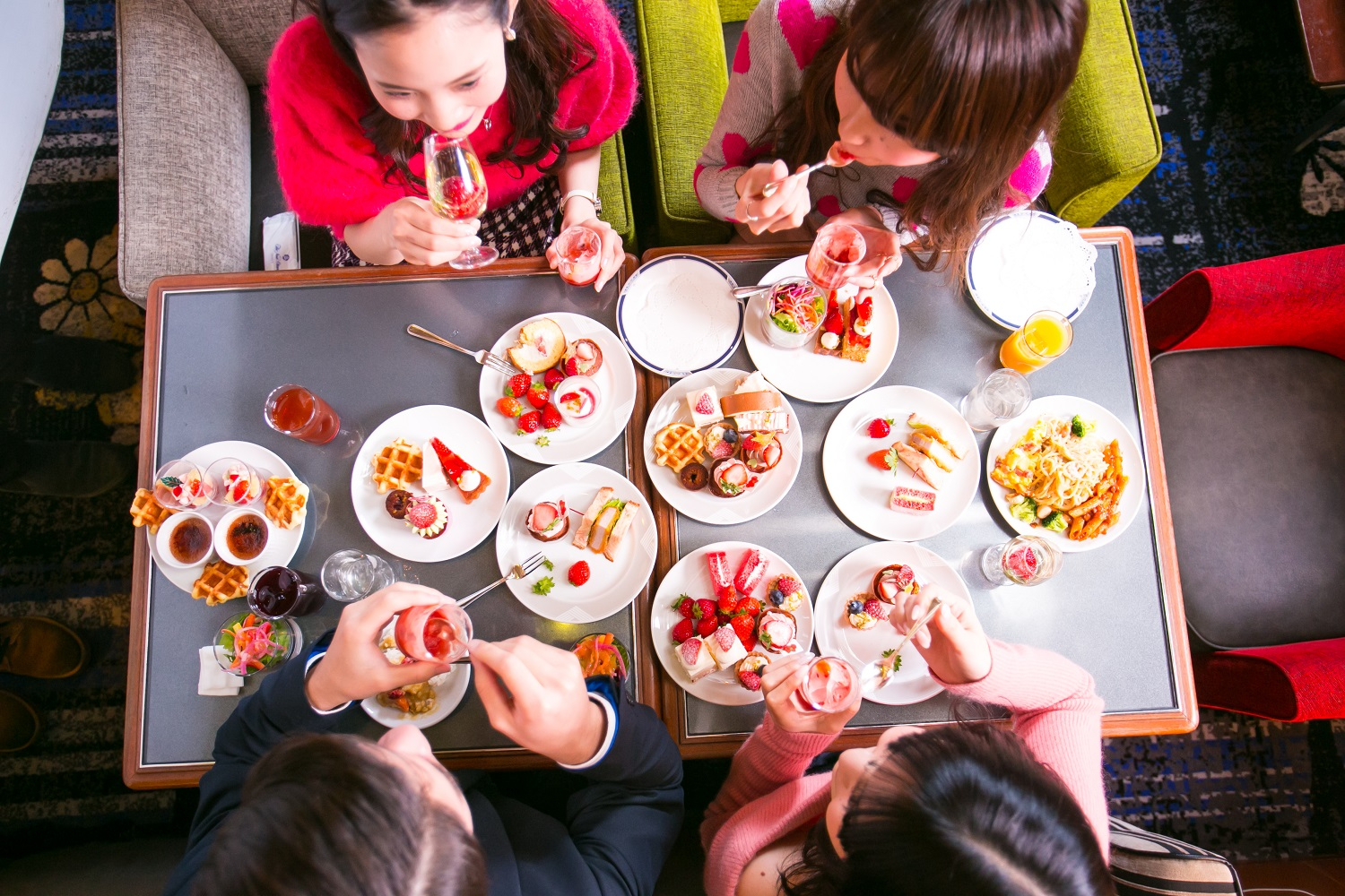 12月1日～16日は「クリスマス」がテーマ。真っ赤ないちごと雪のようにきらめくスイーツが食べ放題に