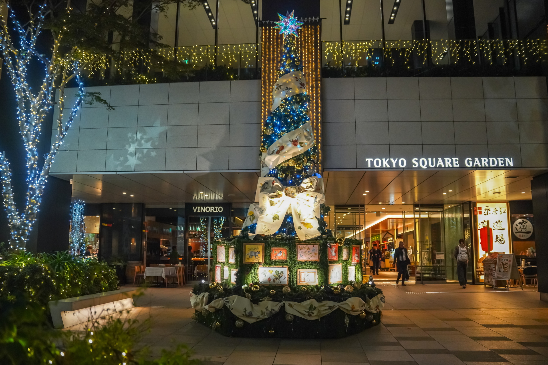 2022年からアーティストとのコラボツリーを展示