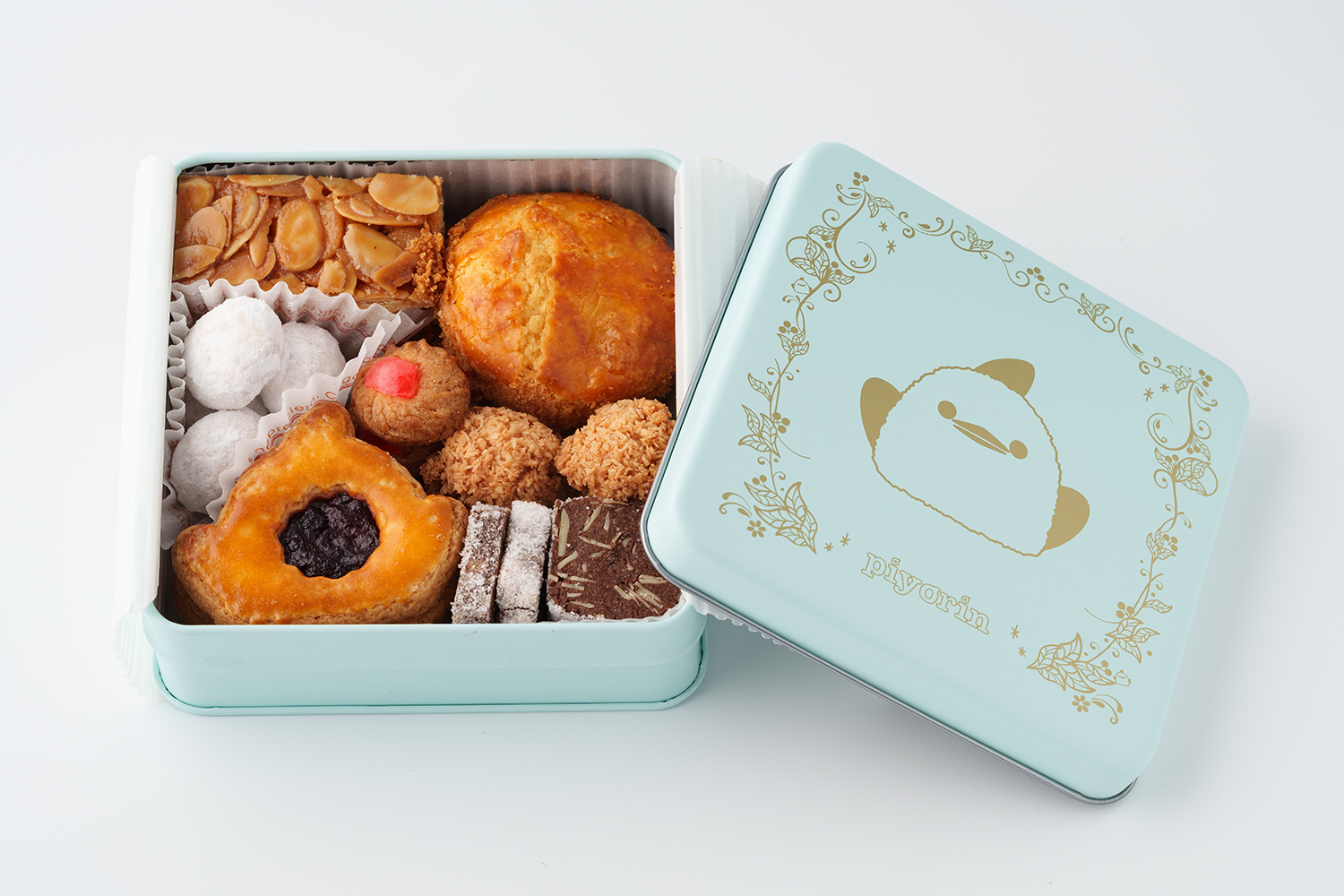 通常版のクッキー缶（左）とハロウィン版（右）。7種類のうち3種類がハロウィン限定デザインにアレンジされ、見た目も楽しい