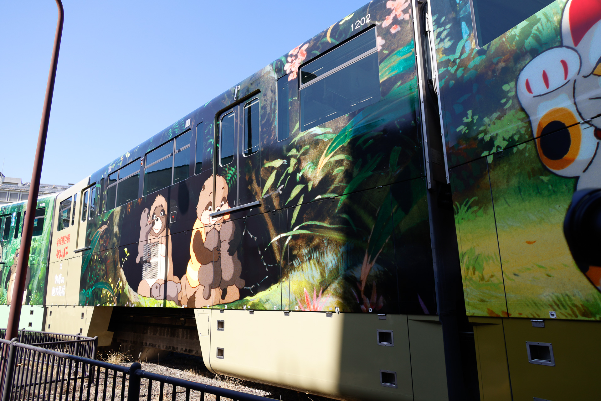 2号車は「4匹の子供たちの子育てをしている」シーン