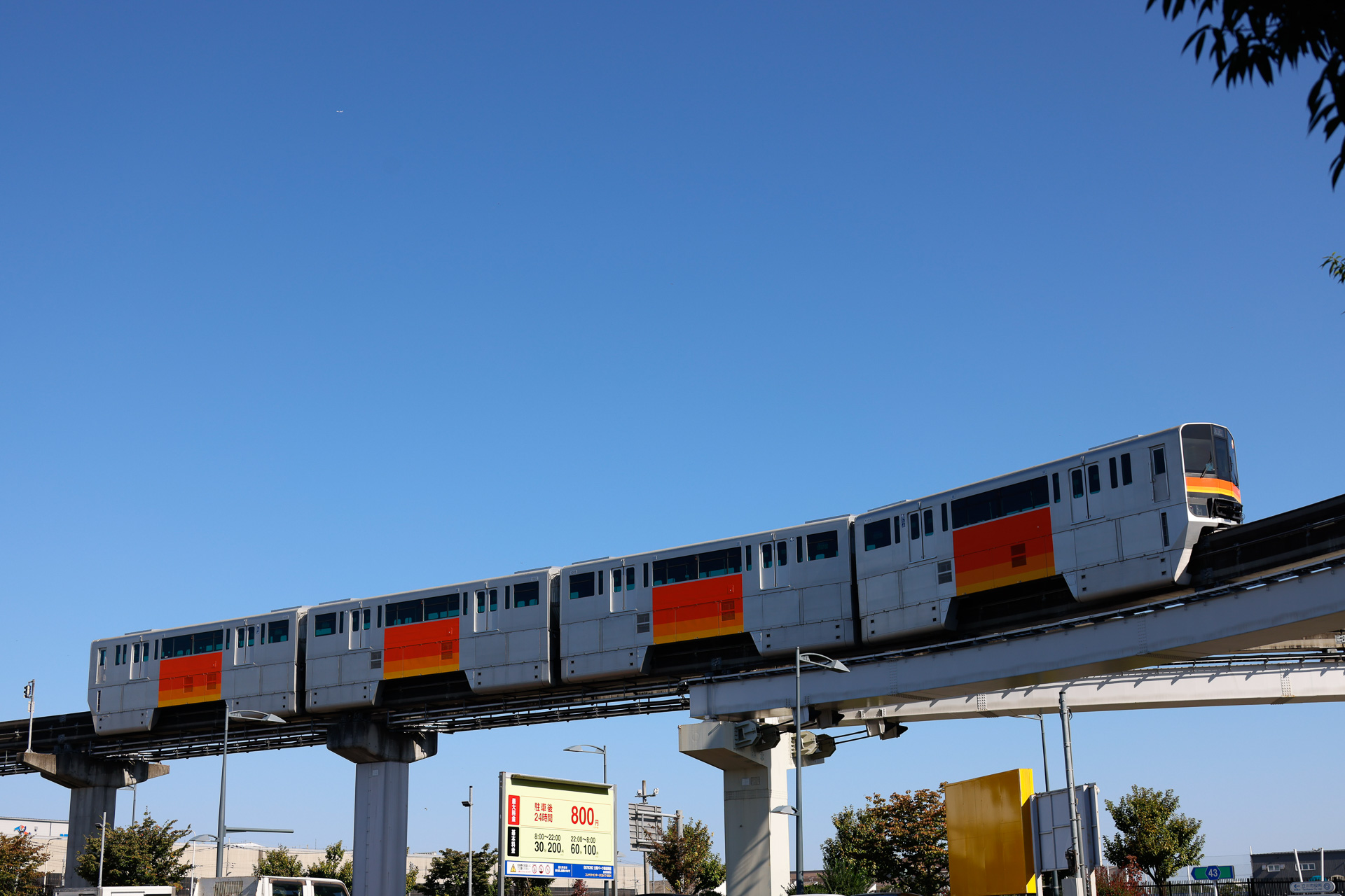 高松駅の北西にある車両基地（今回のお披露目の現場）に入庫する車両。側面積の広さや、外からの見やすさがよく分かる