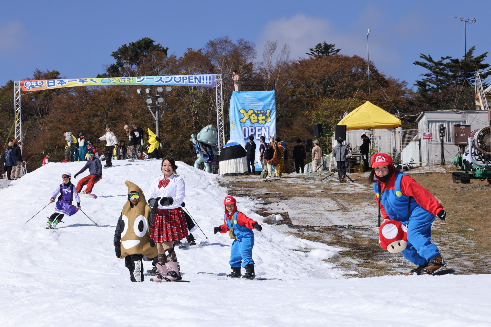 セレモニーには号砲花火とバルーンの演出も加わる