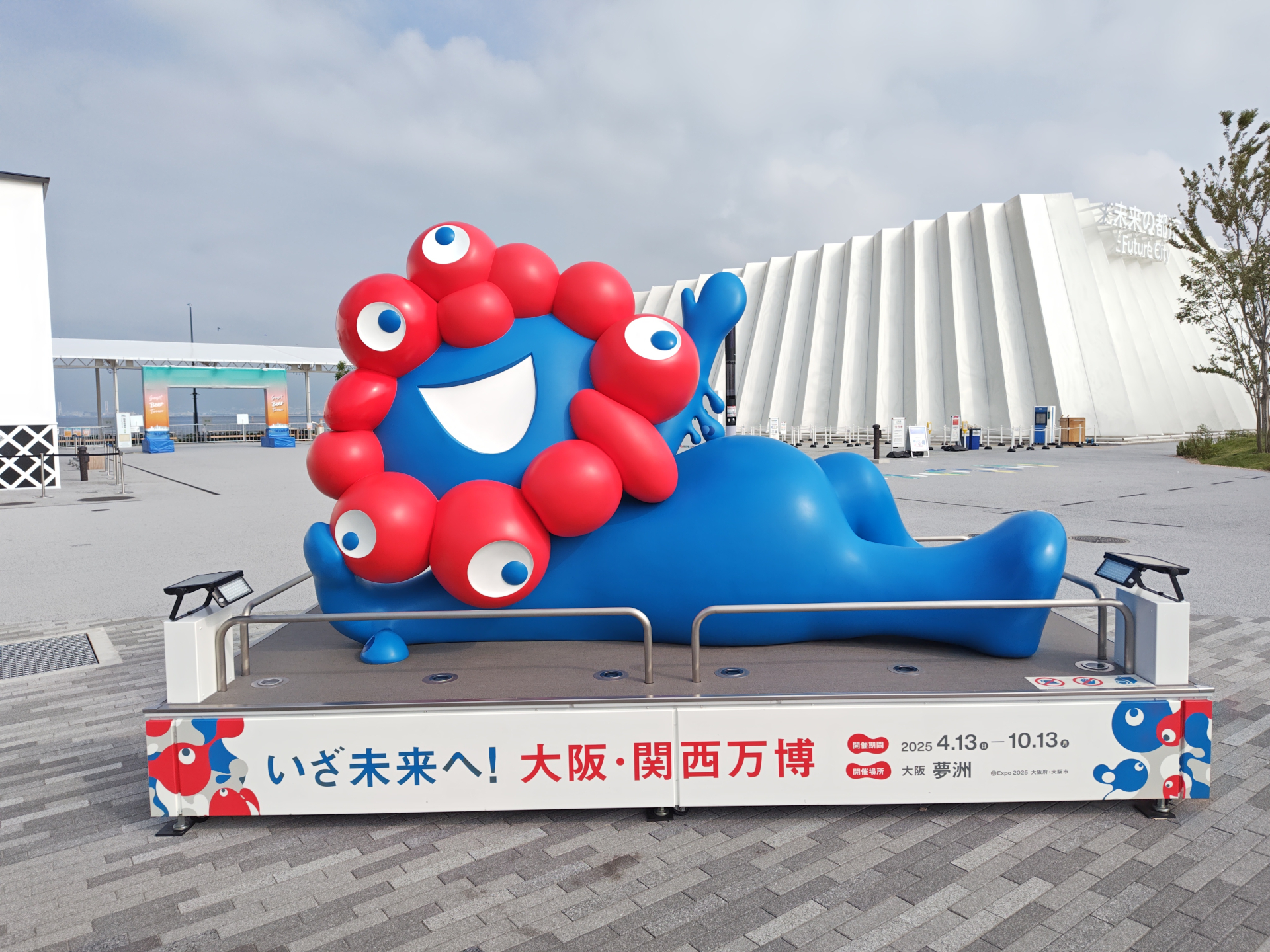 万博の寝そべりミャクミャク像が大阪市役所前に引っ越し