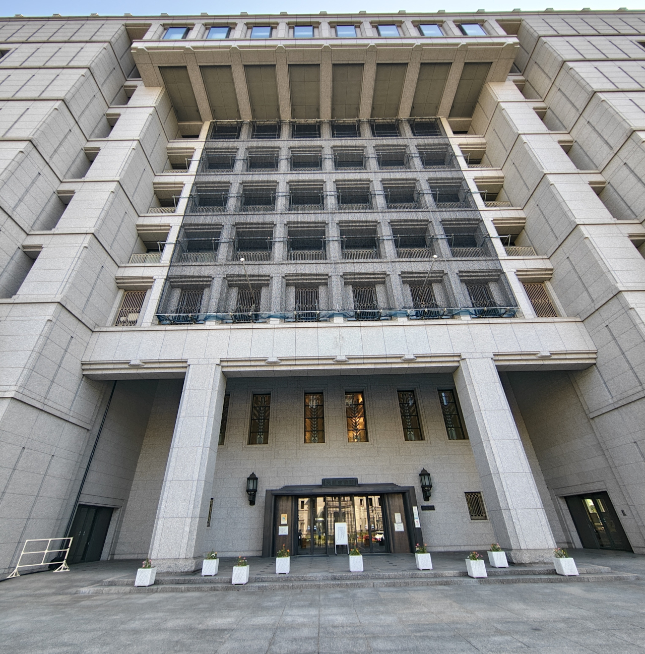 大阪市役所正面玄関前