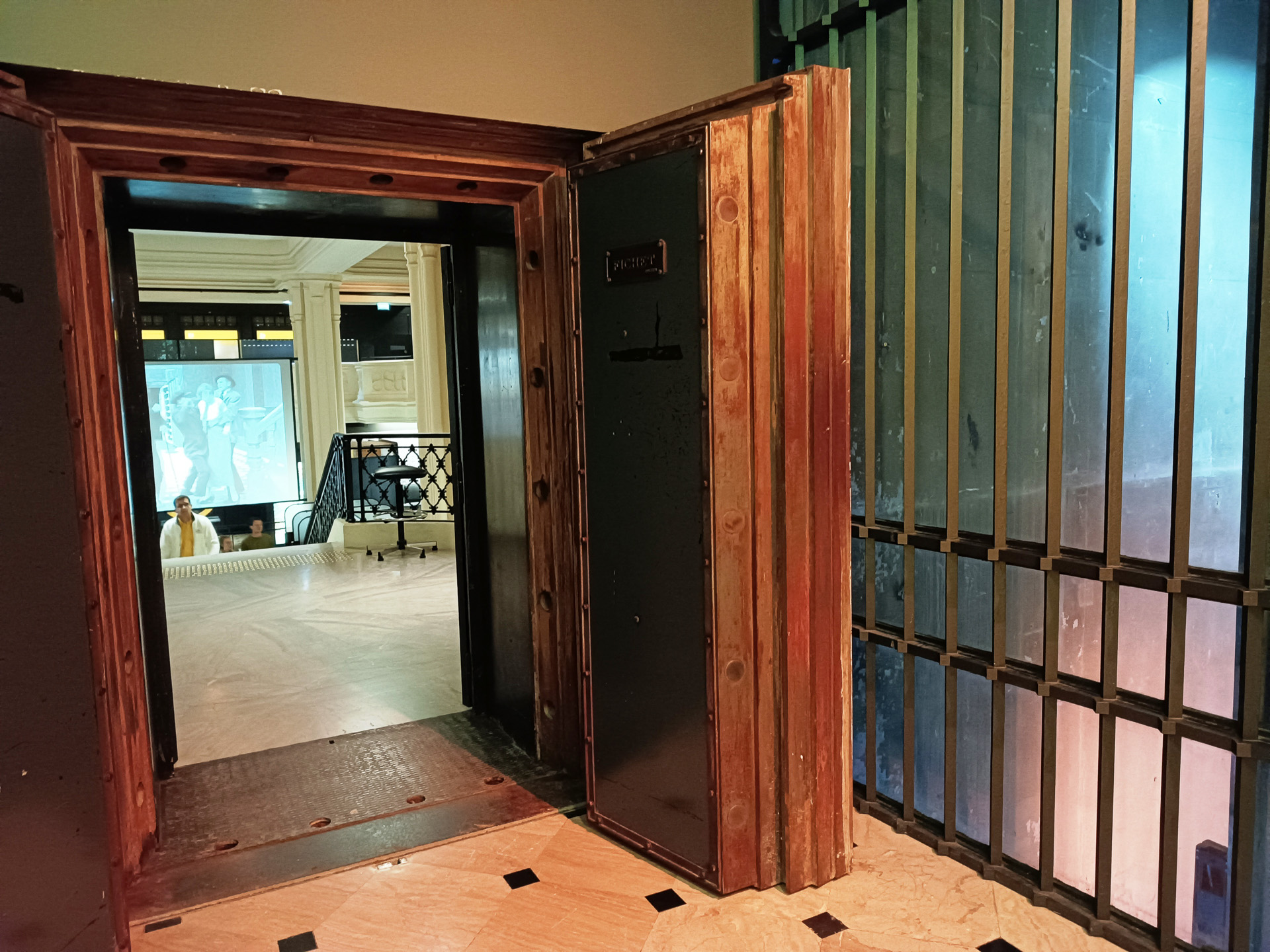 昔の金庫室。この扉の厚さ！