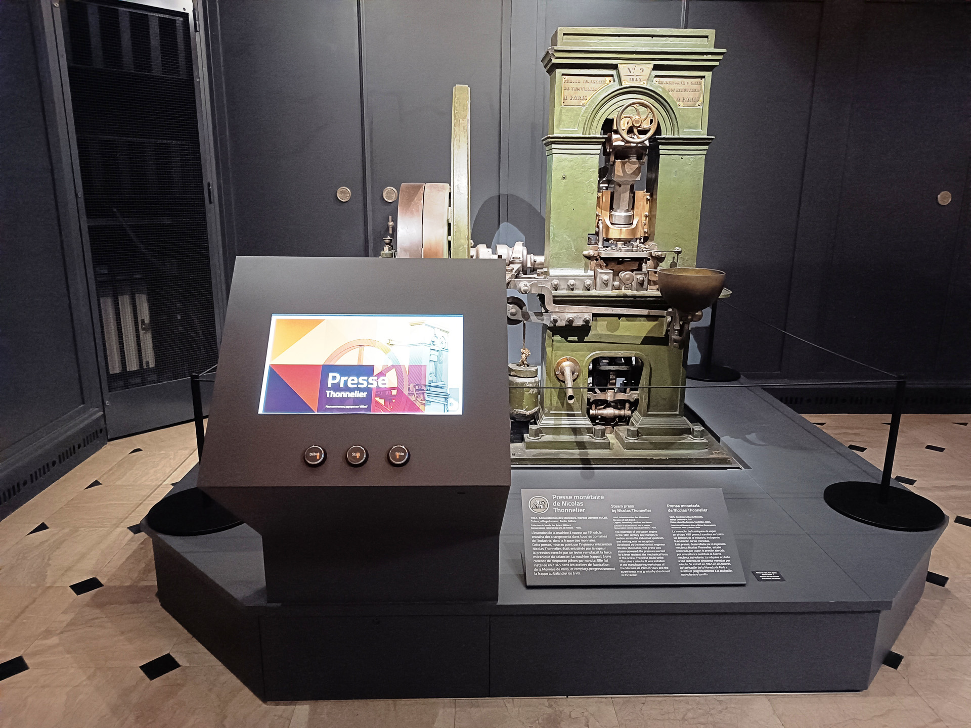 硬貨と紙幣を作った機械