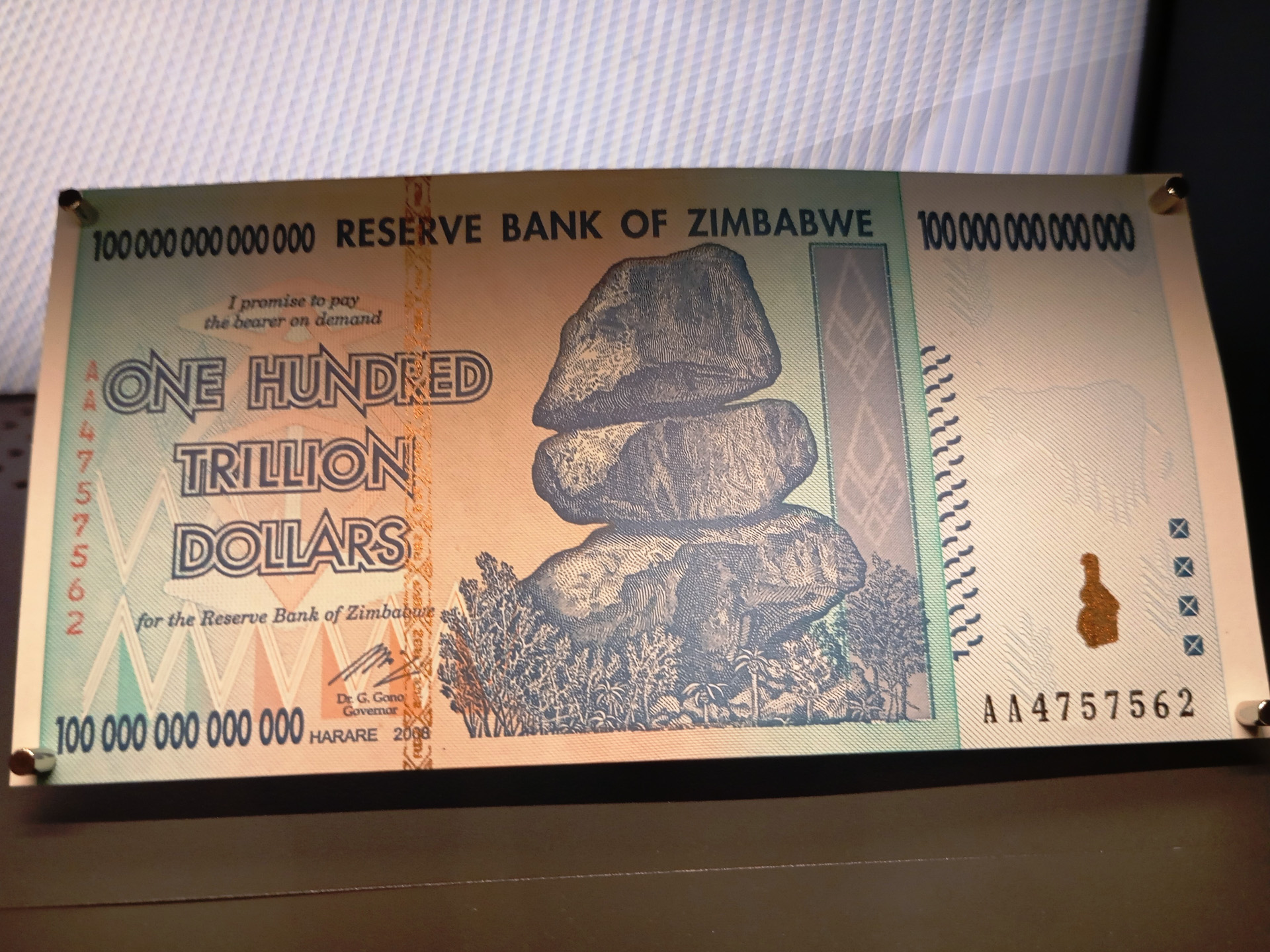 ハイパーインフレ時に発行された100兆ジンバブエドル