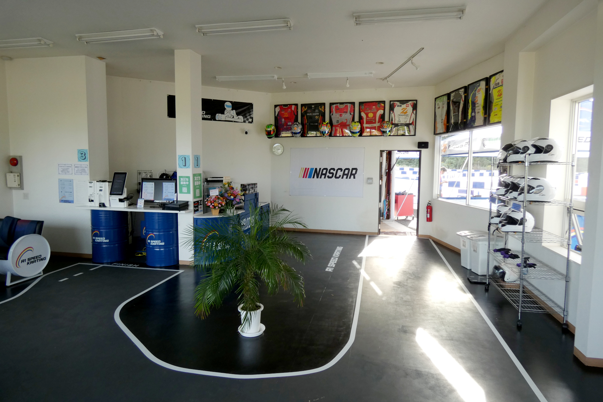店内には三浦健光氏のレーシングスーツやヘルメットなども展示されている