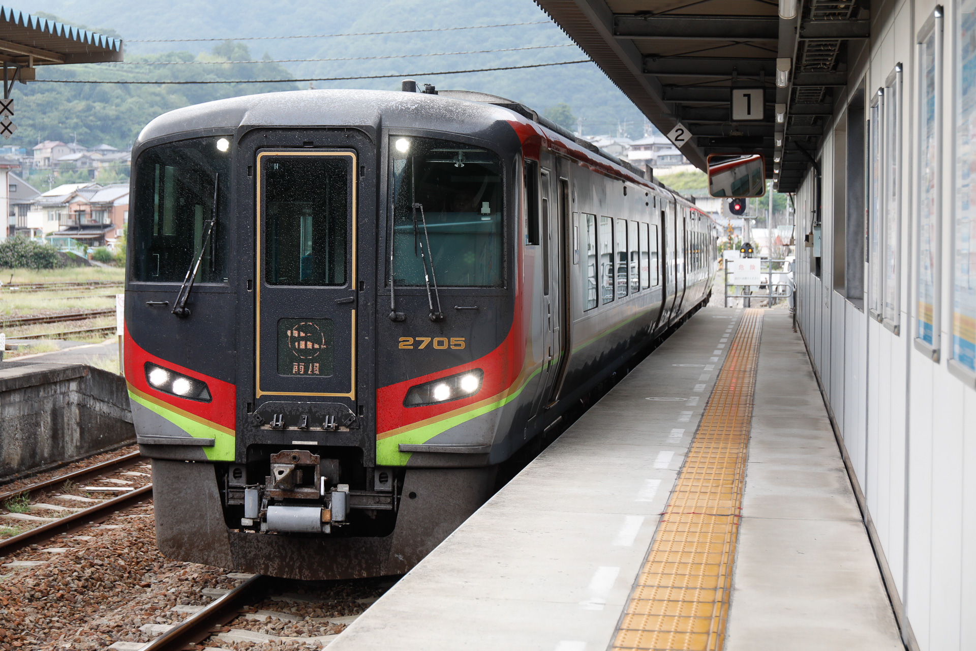 阿波池田駅に到着する特急「南風」。このように、車両の前面に車両番号や編成番号が書かれていると、手間が省ける