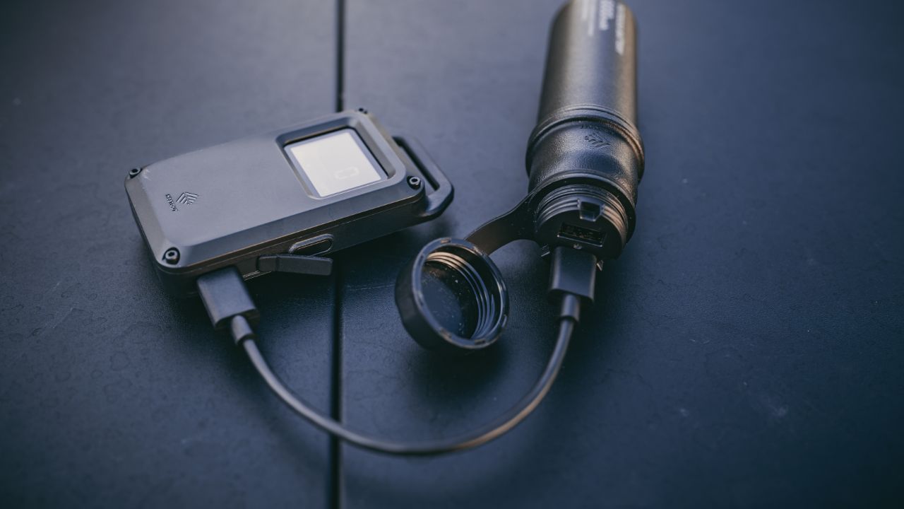 キャンプ中に電池切れをしても、モバイルバッテリーですぐに充電できる